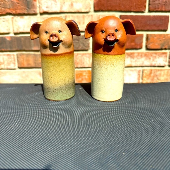 Vintage Stoneware Happy Pig Salt and Pepper Shakers Pottery Japan UCTCI - Picture 1 of 7